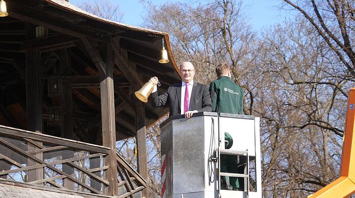 Alles für ein Glockerl: Schweres Gerät, Finanzminister Albert Füracker (l.) und einer der Arbeiter am Chinesischen Turm.