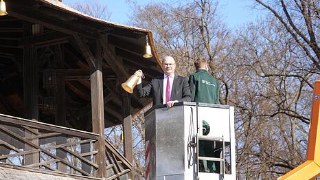 Alles für ein Glockerl: Schweres Gerät, Finanzminister Albert Füracker (l.) und einer der Arbeiter am Chinesischen Turm.