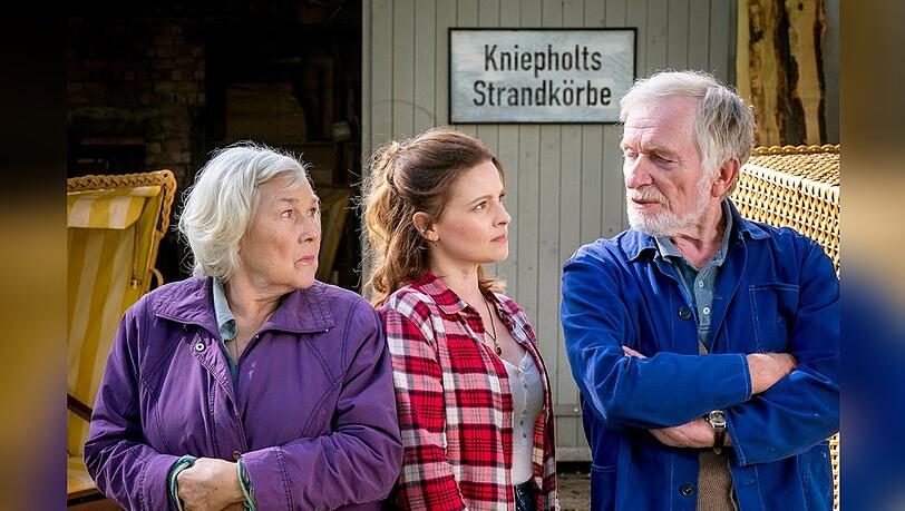"Ostsee für Sturköppe": Eva (Jennifer Ulrich, M.) möchte die Werkstatt von Hinrich (Hermann Beyer, r.) übernehmen und bekommt Unterstützung von Hinrichs Ex-Frau Heide (Jutta Wachowiak, l.).