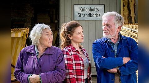 "Ostsee für Sturköppe": Eva (Jennifer Ulrich, M.) möchte die Werkstatt von Hinrich (Hermann Beyer, r.) übernehmen und bekommt Unterstützung von Hinrichs Ex-Frau Heide (Jutta Wachowiak, l.).