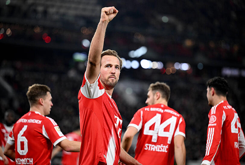 Kane feiert seinen Hattrick beim 5:0-Sieg des FC Bayern gegen den VfB Stuttgart. Kane feiert seinen Hattrick beim 5:0-Sieg des FC Bayern gegen den VfB Stuttgart.
