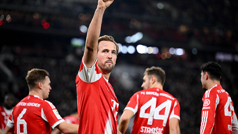 Kane feiert seinen Hattrick beim 5:0-Sieg des FC Bayern gegen den VfB Stuttgart. Kane feiert seinen Hattrick beim 5:0-Sieg des FC Bayern gegen den VfB Stuttgart.