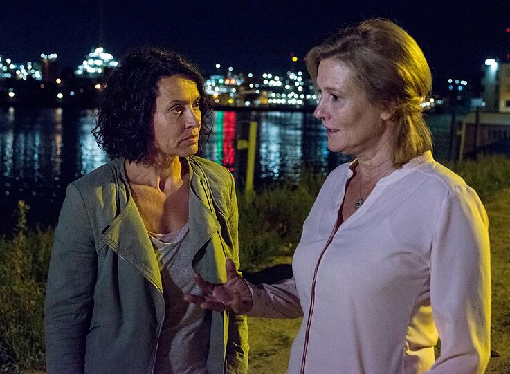 Valerie Sattler (Suzanne von Borsody, rechts) hat die eigene Karriere zugunsten der politischen Laufbahn ihres Mannes aufgegeben. Die alleinstehende Lena Odenthal (Ulrike Folkerts) kann das nicht verstehen. Valerie Sattler (Suzanne von Borsody, rechts) hat die eigene Karriere zugunsten der politischen Laufbahn ihres Mannes aufgegeben. Die alleinstehende Lena Odenthal (Ulrike Folkerts) kann das nicht verstehen.