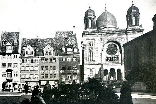 Nur 7,7 Meter schmal: Das Café Böckler vor dem Krieg am Hans-Sachs-Platz. Rechts die später von den Nazis abgebrochene Nürnberger Haupt-Synagoge.