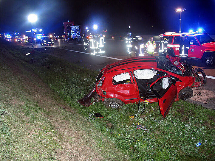 Nach dem Unfall auf der A 8 bei Leipheim. Der abgedrängte Kleinwagen. De Unfallverursacher ist flüchtig