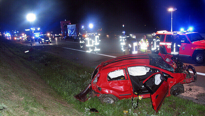 Nach dem Unfall auf der A 8 bei Leipheim. Der abgedrängte Kleinwagen. De Unfallverursacher ist flüchtig Nach dem Unfall auf der A 8 bei Leipheim. Der abgedrängte Kleinwagen. De Unfallverursacher ist flüchtig