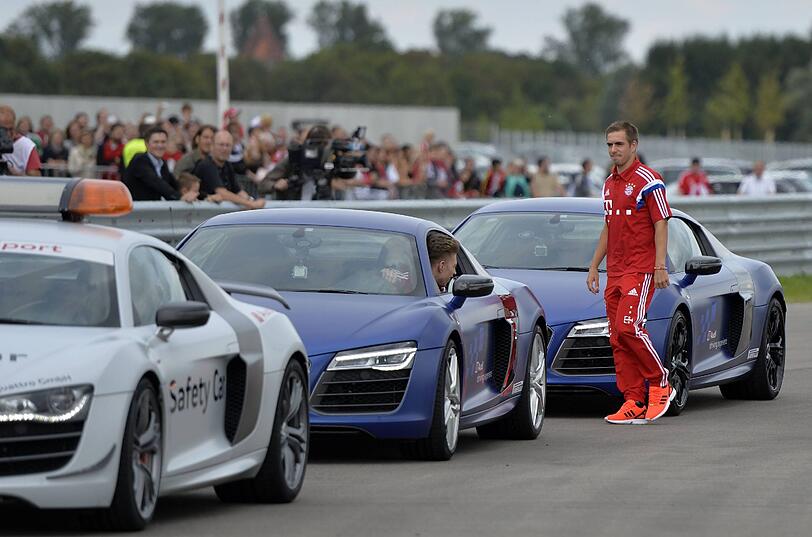Die Bayern-Stars mit ihren neuen Dienstwagen.