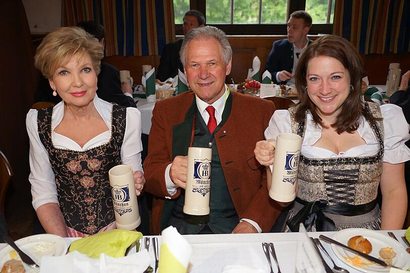 Moderatorin Carolin Reiber (v.l.) mit Hermann Memmel (SPD) und der US-Generalkonsulin Jennifer Gavito.