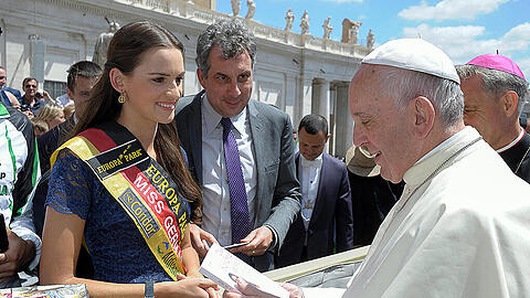 Die amtierende Miss Germany präsentierte dem Papst auch ihr neues Buch.