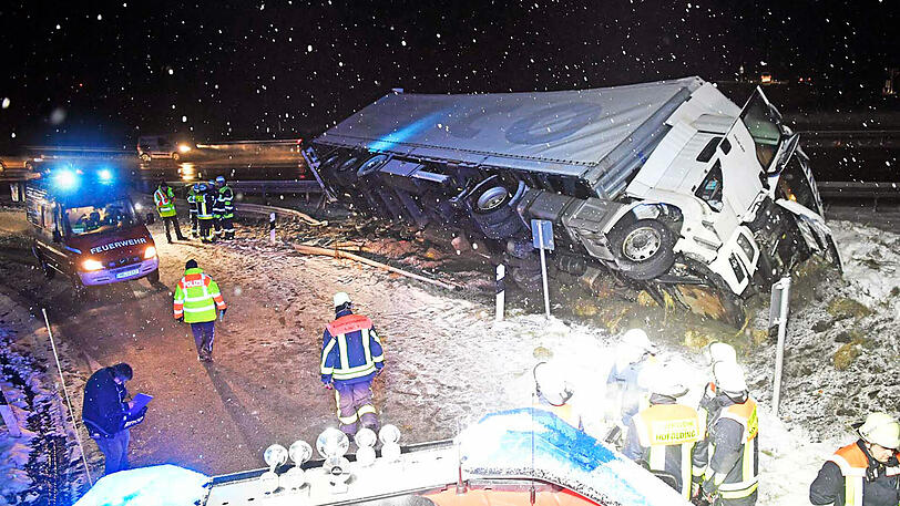 Der Lkw war im Schneetreiben in einen Schutzwall gefahren und kippte um. Die Ausfahrt Hofolding war lange gesperrt.