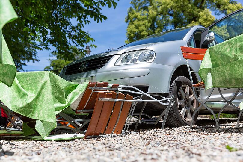 Die Fahrerin des VW Touran erlitt einen Schock und wurde vom Bayerischen Roten Kreuz behandelt. Auch Einsatzkräfte der Feuerwehr Truchtlaching waren vor Ort.