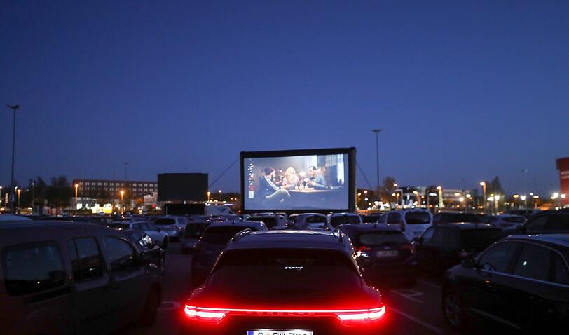 Besucher schauen &bdquo;Die Känguru-Chroniken&ldquo; in einem Autokino.
