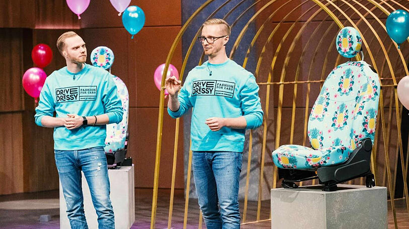 Laurenz (l.) und Leonard präsentieren DriveDressy in der VOX-Gründershow "Der Höhle der Löwen".