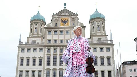 Ein Darsteller des Musikers Leopold Mozart steht in Augsburg vor dem historischen Rathaus. Foto: Fabian Schreyer/Mozartstadt Augsburg/dpa/Archivbild