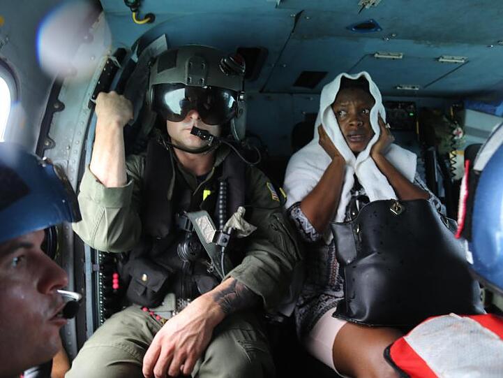 Eine verletzte Frau wird von der US-Küstenwache in einem Hubschrauber von der Bahamas-Insel Great Abaco Island gebracht.