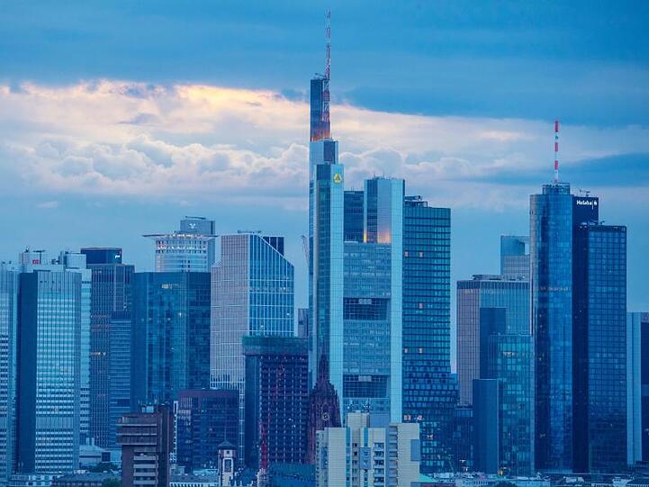 Bankenskyline in Frankfurt am Main: Die Geldinstitute leiden unter den EZB-Strafzinsen.