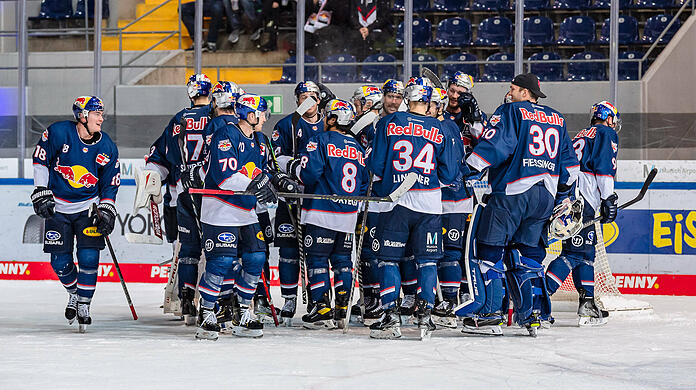 Die Spieler vom EHC jubeln nach dem Sieg gegen Bietigheim.