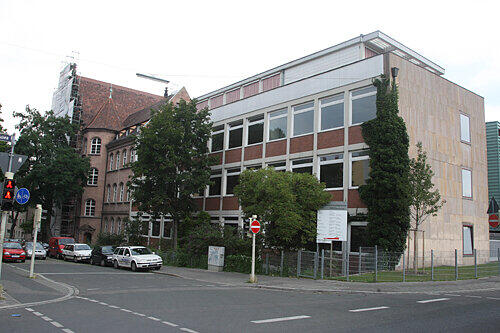 Das musische Labenwolf-Gymnasium direkt hinter der Burg in Maxfeld: von 81 Schülern hatten 18 die 1 vor dem Komma und nur 16 die 3.