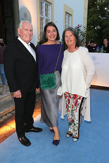 Harry Lindmeyer, Rosalie Blachnik und Designerin Gabriele Blachnik waren bei der Eröffnung der neuen Praxisräumlichkeiten "Dermatologie im Schlosspalais" in München zu Gast.