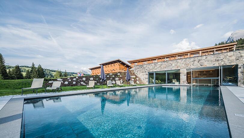 Auch ein beheizter Außenpool gehört zum Wellnessbereich des Floralpina. Auch ein beheizter Außenpool gehört zum Wellnessbereich des Floralpina.