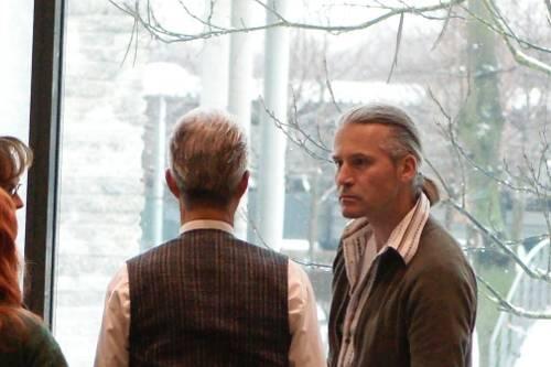 Michael Herrmann (r.), der Bruder von Ursula Herrmann mit seinem Vater. Er tritt als Nebenkläger auf.