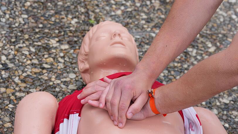 Mit der Herzdruckmassage kann bei einem Herz-Kreislauf-Stillstand das Leben der Betroffenen gerettet werden. (Symbolbild)