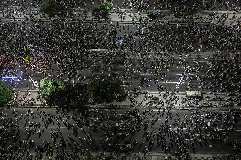 Knapp ein Jahr vor der Fußball-WM in Brasilien erlebt das Land einen ungeahnten Sturm des Protestes.