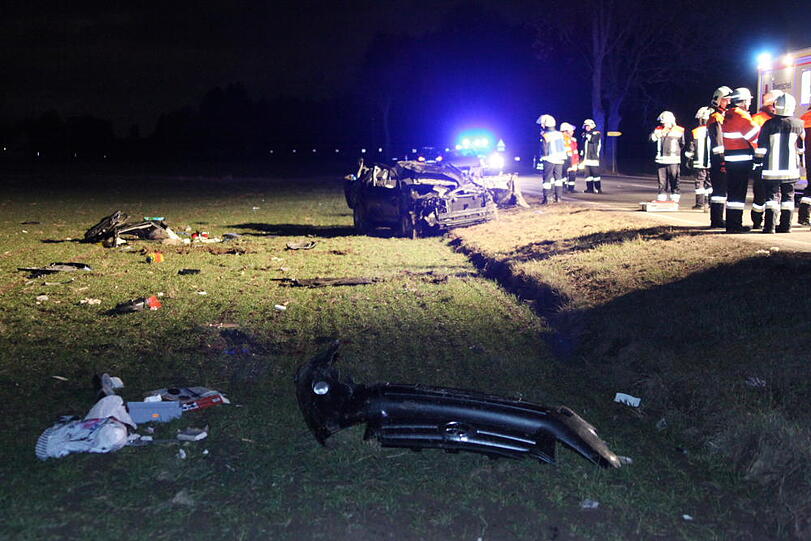 Schwerer Unfall auf der Staatsstraße 2550 bei Altötting. Der Fahrer des Wagens starb noch am Unfallort.