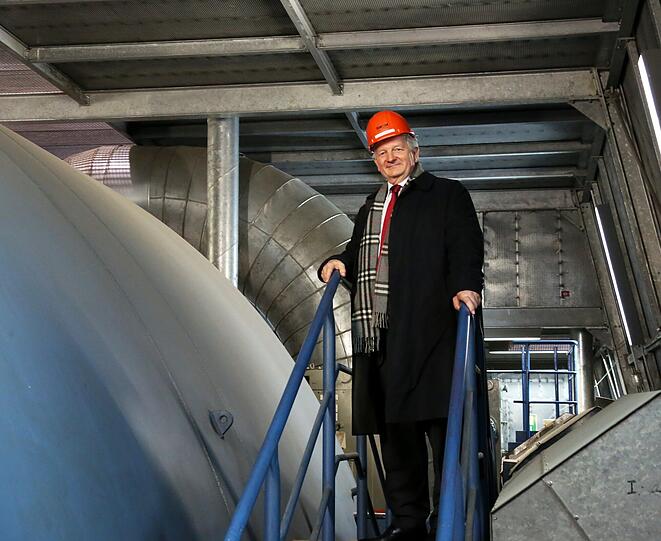 "Block 2 ist einer der saubersten Steinkohle-Blöcke in Europa", sagt Stephan Schwarz, der Versorgungs-Geschäftsführer der Stadtwerke München. Hier steht er er  im Turbinenraum des Kraftwerks.