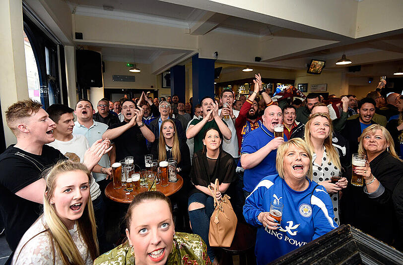 Chelsea und Tottenham trennen sich unentschieden - und die Fans von Leicester City brechen in Jubelstürme aus.