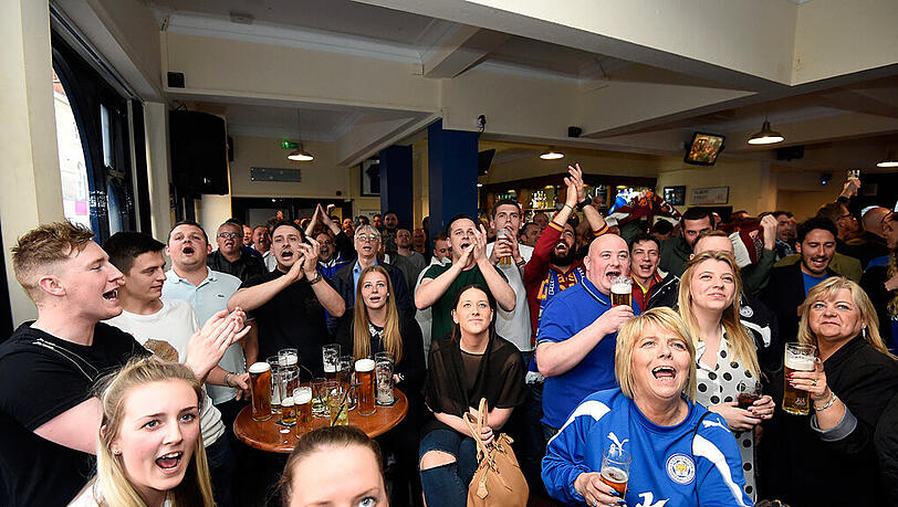 Chelsea und Tottenham trennen sich unentschieden - und die Fans von Leicester City brechen in Jubelstürme aus. Chelsea und Tottenham trennen sich unentschieden - und die Fans von Leicester City brechen in Jubelstürme aus.
