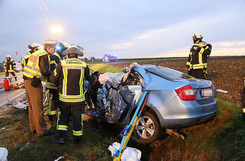Schrecklicher Verkehrsunfall auf der Staatsstraße 2084 bei Erding. Ein Autofahrer ist nach einem Lkw-Zusammenstoß ums Leben gekommen. Die Bilder von der Unfallstelle.
