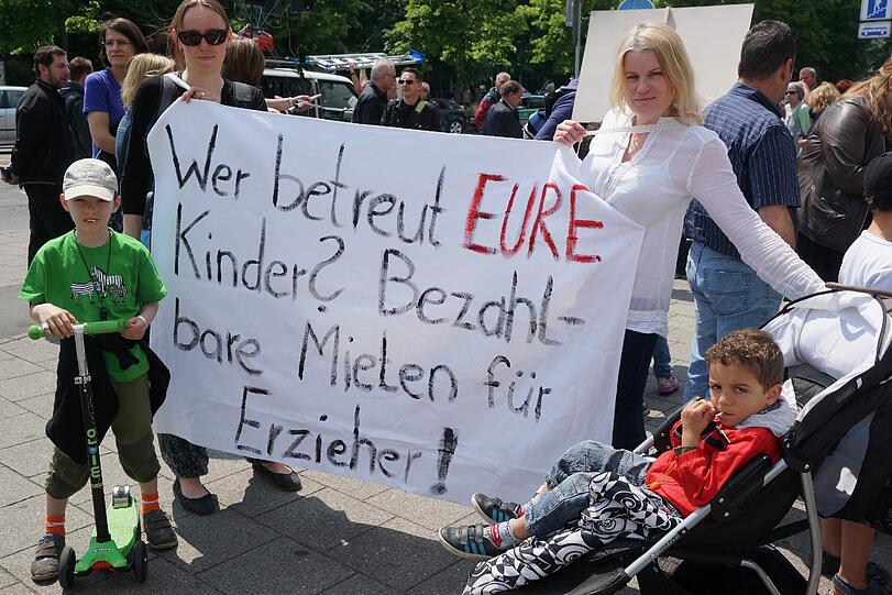 Etwa 70 Menschen der aktionsgruppe Untergiesing (Bündnis bezahlbares Wohnen und mehrerer Mietergemeinschaften gegen die GBW) demonstrieren vor dem Löwenbräukeller am Stiglmayerplatz und marschieren an der CSU Zentrale vorbei weiter bis zur GBW Zentrale an der Dom Pedro Straße.