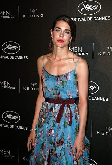 Charlotte Casiraghi bezaubert in Cannes im sommerlichen Trägerkleid von Gucci