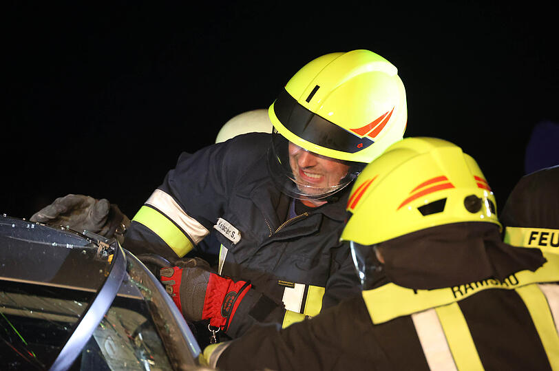 Die Feuerwehren aus Ramsau, Reichertsheim, Kirchdorf, Haag/OBB und die Kreisbrandinspektion Mühldorf, das BRK mit Notarzt und Einsatzleiter Rettungsdienst und die Polizei Haag waren bei dem Unfall auf der B12 in Höhe Raumsau im Einsatz.