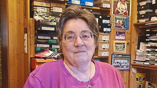 Anna Soller (63) betreibt an einem der Hauptverkehrsknotenpunkte der Stadt das kleine Sportgeschäft Stumper.
