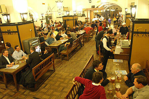 Normalerweise geht's im Hofbräuhaus friedlicher zu.