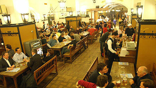 Normalerweise geht's im Hofbräuhaus friedlicher zu. Normalerweise geht's im Hofbräuhaus friedlicher zu.