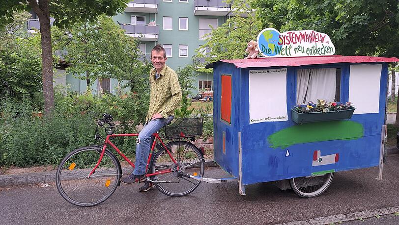 Der Filmemacher und Ökoaktivist Mickel Rentsch startet am Samstag in München seine Fahrradtour durch Deutschland. Mit dabei sein „Häusl“ und die Kamera. Am Ende soll aus den Aufnahmen ein Dokumentarfilm entstehen. Der Filmemacher und Ökoaktivist Mickel Rentsch startet am Samstag in München seine Fahrradtour durch Deutschland. Mit dabei sein „Häusl“ und die Kamera. Am Ende soll aus den Aufnahmen ein Dokumentarfilm entstehen.