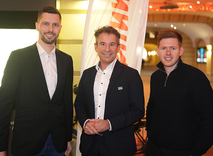Löwen-Präsident Gernot Mang mit den beiden AZ-Sportredakteuren Florian Weiß (links) und Kilian Kreitmair (rechts). Löwen-Präsident Gernot Mang mit den beiden AZ-Sportredakteuren Florian Weiß (links) und Kilian Kreitmair (rechts).