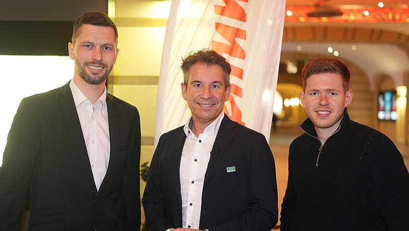 Löwen-Präsident Gernot Mang mit den beiden AZ-Sportredakteuren Florian Weiß (links) und Kilian Kreitmair (rechts). Löwen-Präsident Gernot Mang mit den beiden AZ-Sportredakteuren Florian Weiß (links) und Kilian Kreitmair (rechts).