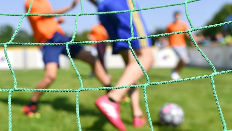 Wegen der Hitze hat der Bayerische Fu&szlig;ball-Verband alle Spiele und Turniere am Wochenende abgesagt. (Symbolbild)