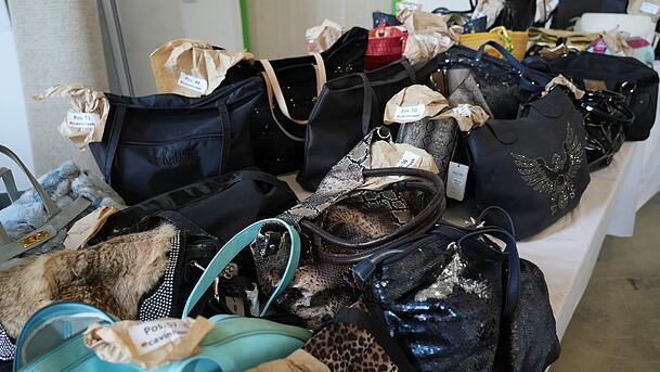 Die gro&szlig;e Sammlung von Luxus-Handtaschen von Hannelore Kramm kommt unter den Hammer.