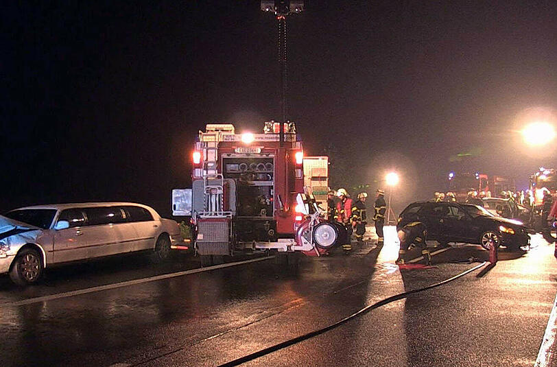 Beschädigte Fahrzeuge stehen auf der A1 bei Euskirchen nach einem Geisterfahrer-Unfall. Foto: Nonstopnews
