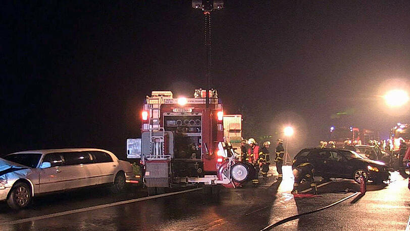 Beschädigte Fahrzeuge stehen auf der A1 bei Euskirchen nach einem Geisterfahrer-Unfall. Foto: Nonstopnews Beschädigte Fahrzeuge stehen auf der A1 bei Euskirchen nach einem Geisterfahrer-Unfall. Foto: Nonstopnews