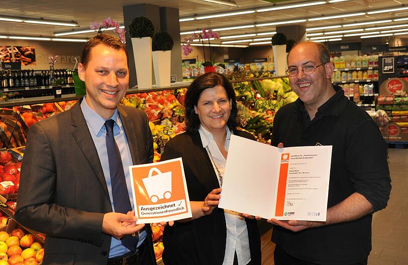Ausgezeichnet: Edeka-Bezirksleier Henning Fischer, Handesverbands-Geschäftsführerin Simone Streller und Marktleiter Sascha Seidl.