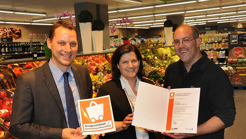 Ausgezeichnet: Edeka-Bezirksleier Henning Fischer, Handesverbands-Geschäftsführerin Simone Streller und Marktleiter Sascha Seidl. Ausgezeichnet: Edeka-Bezirksleier Henning Fischer, Handesverbands-Geschäftsführerin Simone Streller und Marktleiter Sascha Seidl.