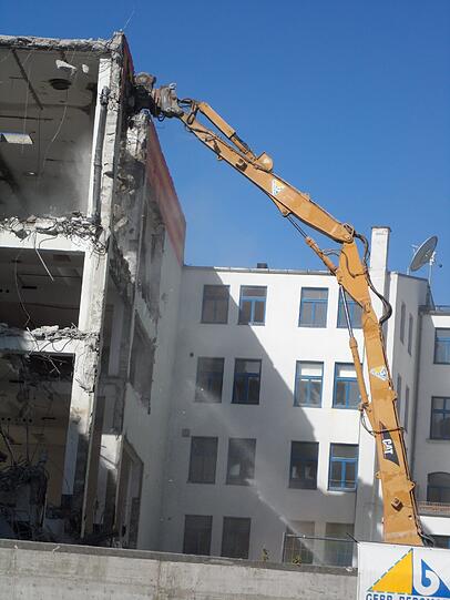 Ein eindrucksvoller Anblick: Die ehemalige Bernbacher Nudelfabrik in der Au wird dem Erdboden gleichgemacht.