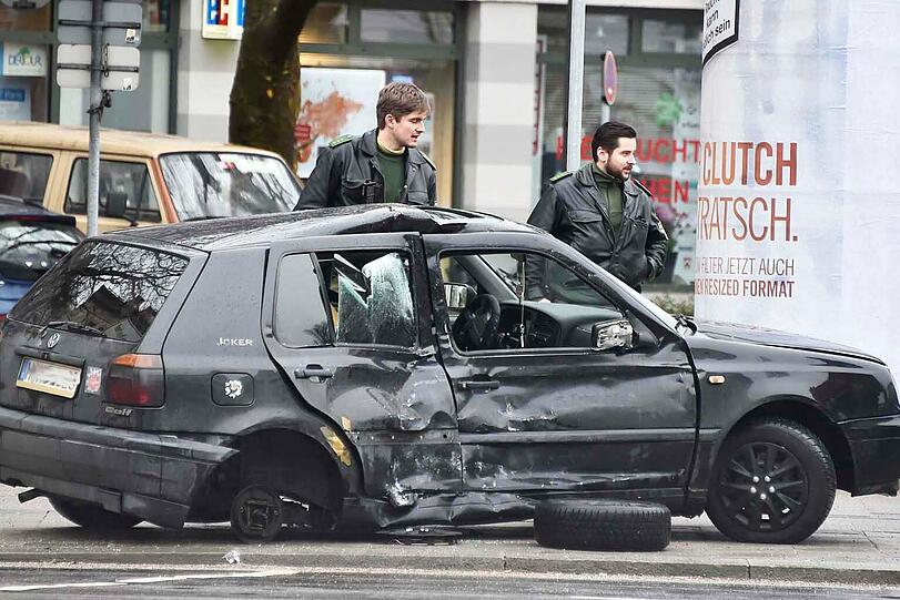 Der Bus krachte so hart in die rechte Seite des VW, dass ein Rad abgerissen wurde. Bilder vom Unfallort.