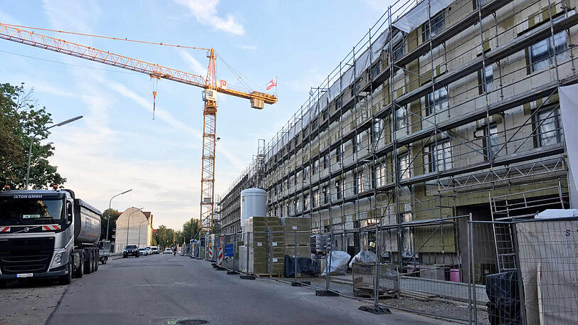 Hier an der Tölzer Straße werden 146 Mietwohnungen und Gewerbeflächen gebaut.